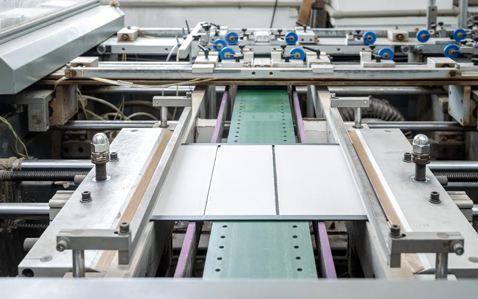 Luxury rigid box V-grooving and assembly detail