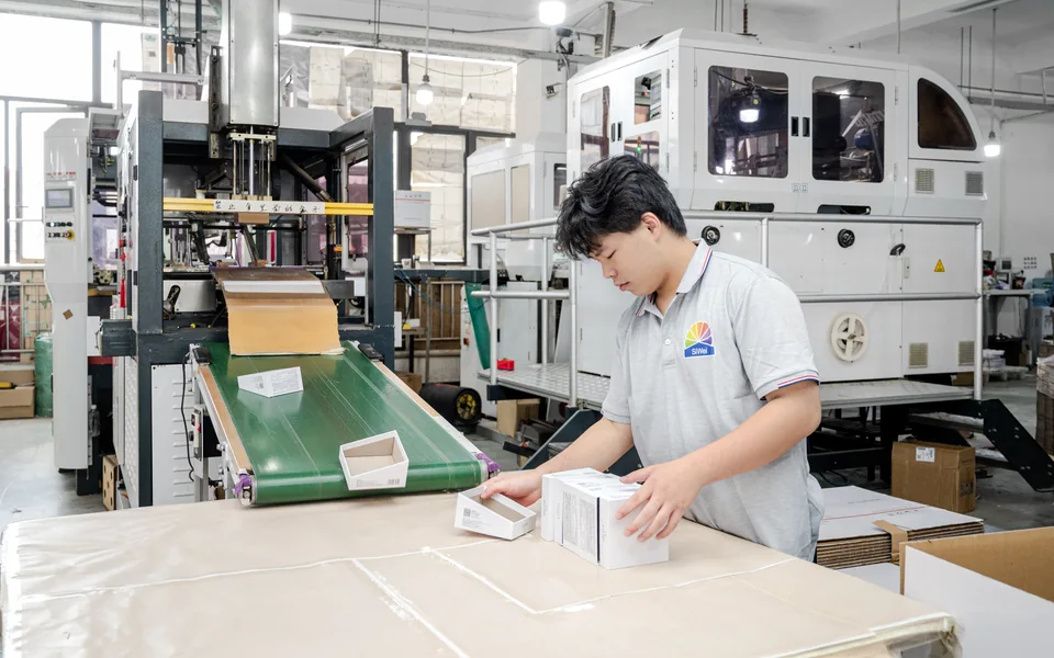 SiWei packaging quality inspector at work