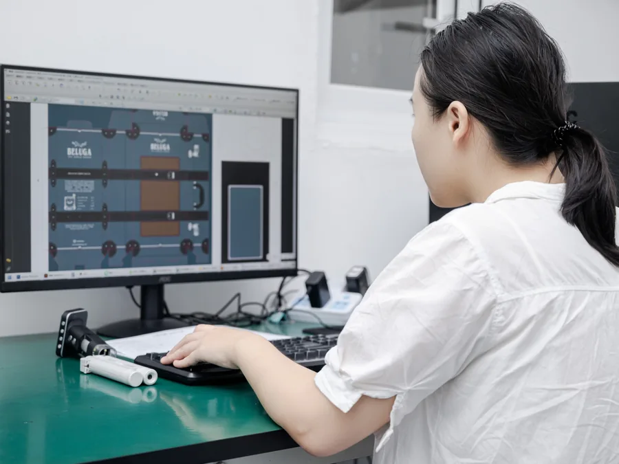 SiWei packaging engineer and clients reviewing packaging structures, materials, and color samples at a meeting table